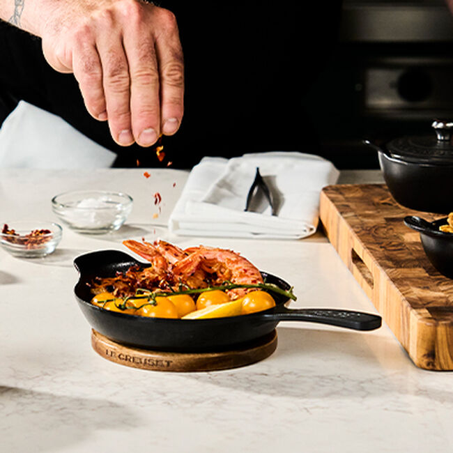 Le Creuset Cast Iron Gourmet Set of 4 Mini Skillets 16cm Matte Black image number 4